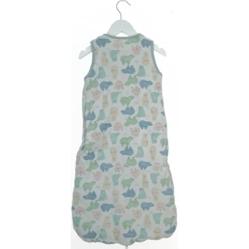 Sovepose med dyremotiv fra Homegrown Baby (str. 86)