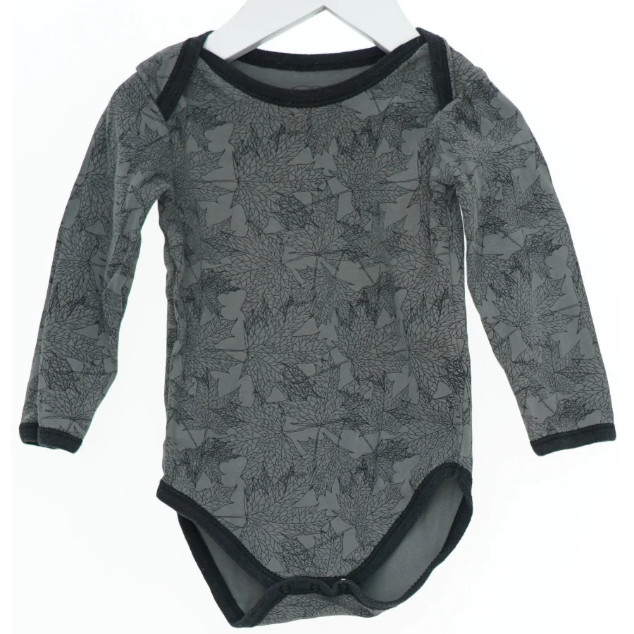 Langærmet bodystocking med bladmønster fra Petit (str. 80)