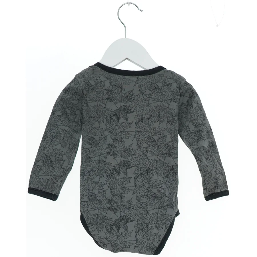 Langærmet bodystocking med bladmønster fra Petit (str. 80)