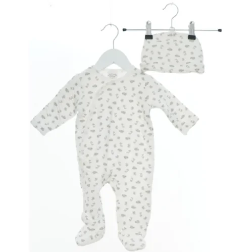 Baby heldragt og hue sæt fra Just Too Cute (str. 68)