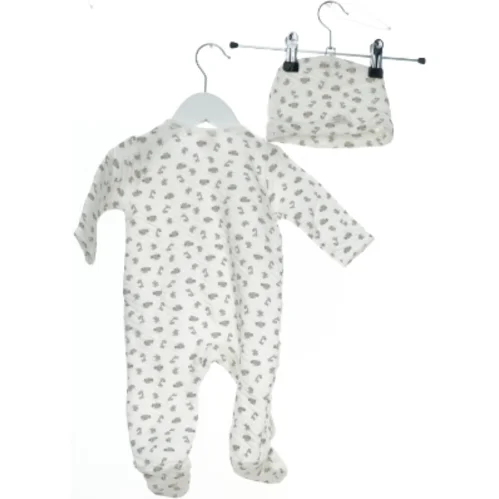 Baby heldragt og hue sæt fra Just Too Cute (str. 68)