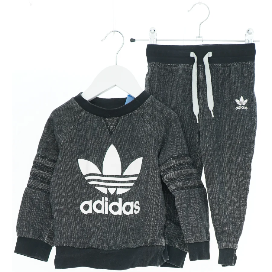 Adidas børnesæt fra Adidas (str. 92)