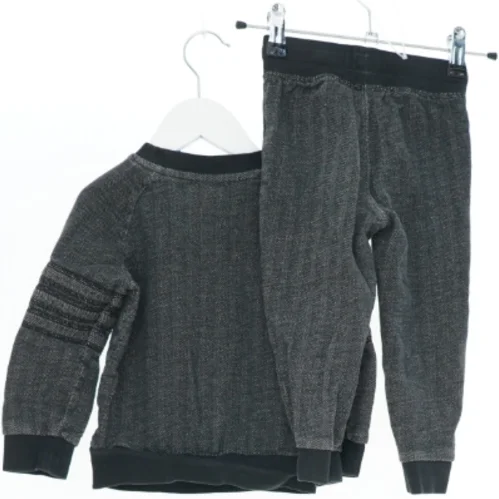 Adidas børnesæt fra Adidas (str. 92)