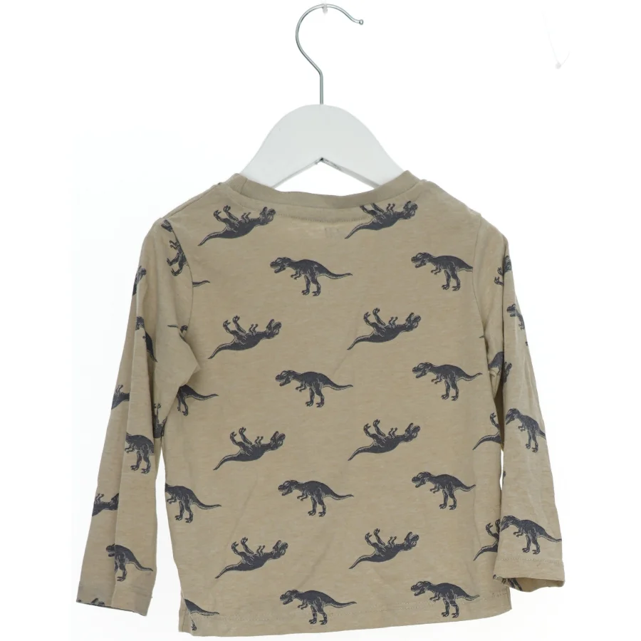 Langærmet bluse med dinosaur print fra H&M (str. 92)