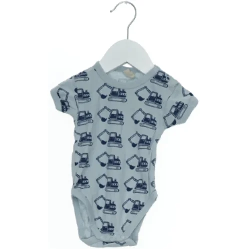 Baby bodystocking med skovlmaskine print fra Little One (str. 68)