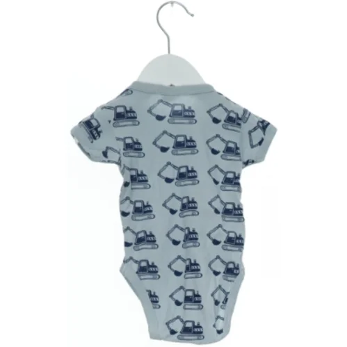 Baby bodystocking med skovlmaskine print fra Little One (str. 68)