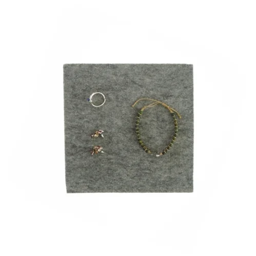 Smykker: Armbånd, ørestikkker og ring 