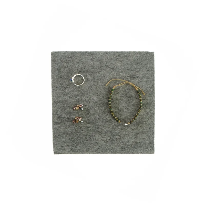 Smykker: Armbånd, ørestikkker og ring 