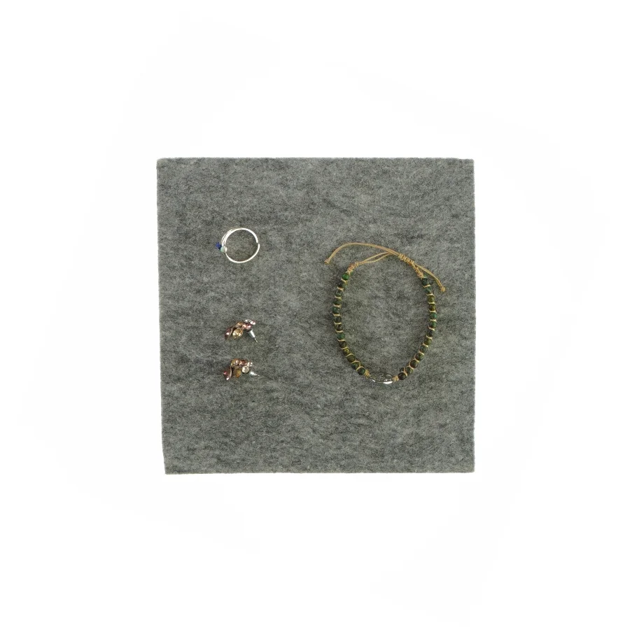 Smykker: Armbånd, ørestikkker og ring 