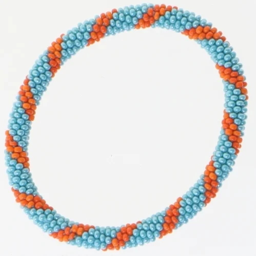 Perlearmbånd i blå og orange (str. Ø 6 cm)