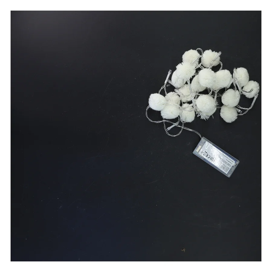 Lyskæde med hvide pompom