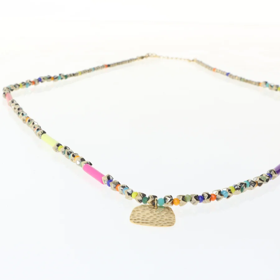Farverig halskæde med vedhæng (str. 80 cm)