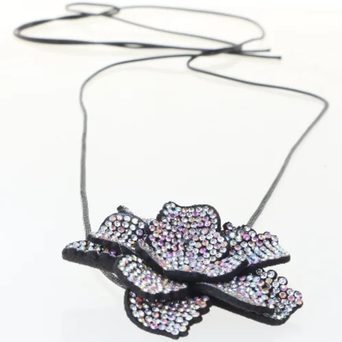 Dekorativ halskæde med blomstermotiv (str. 176 cm)