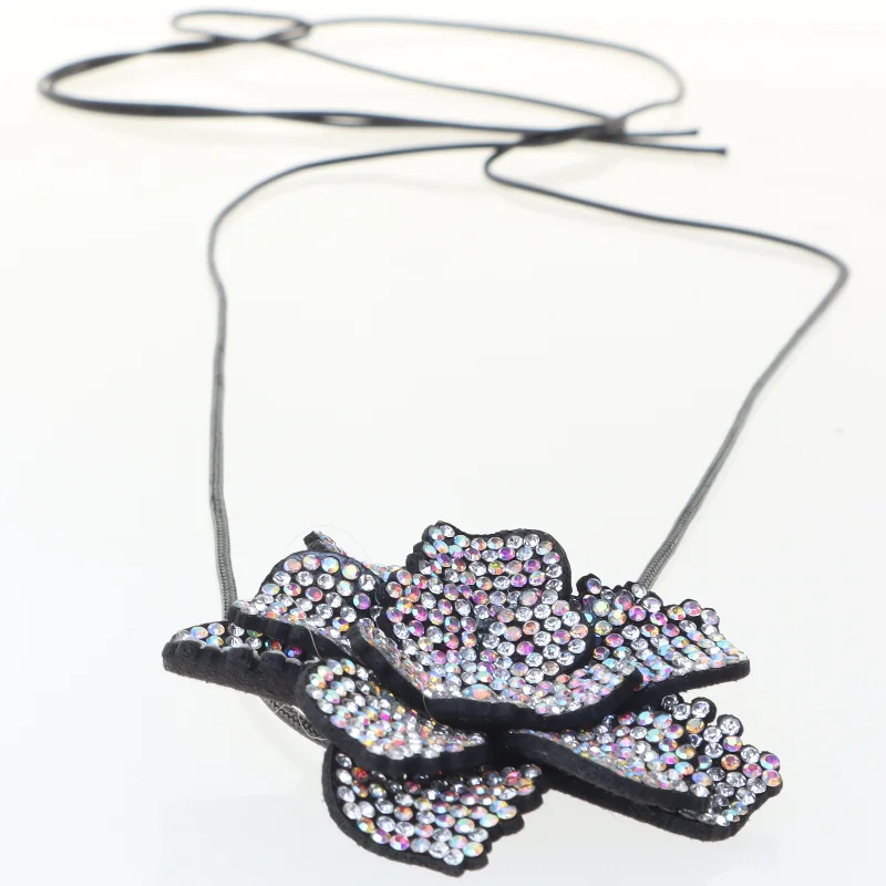 Dekorativ halskæde med blomstermotiv (str. 176 cm)