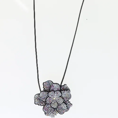 Dekorativ halskæde med blomstermotiv (str. 176 cm)