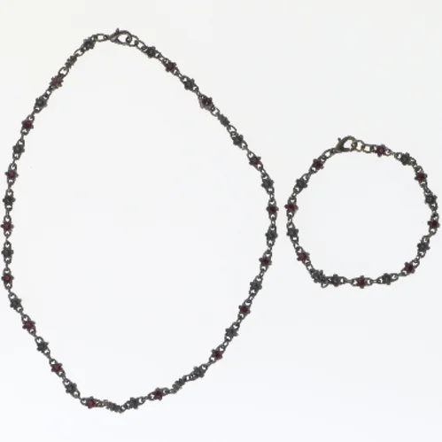 Smykkesæt med rød sten (str. 19 og 43 cm)