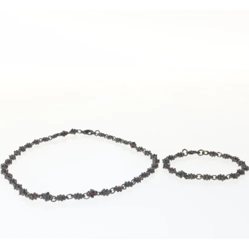 Smykkesæt med rød sten (str. 19 og 43 cm)