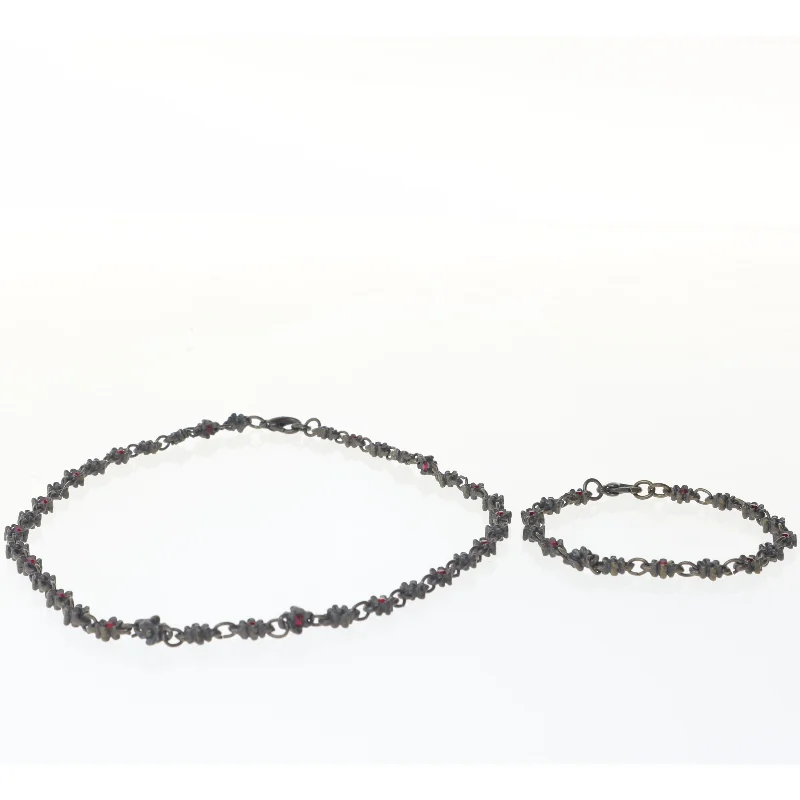 Smykkesæt med rød sten (str. 19 og 43 cm)