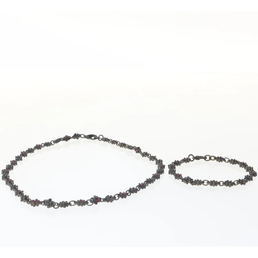 Smykkesæt med rød sten (str. 19 og 43 cm)