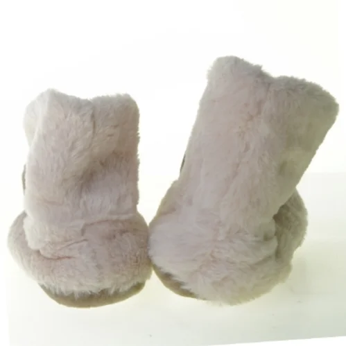 Hjemmesko med jule tema fra Flying Tiger (str. 32)