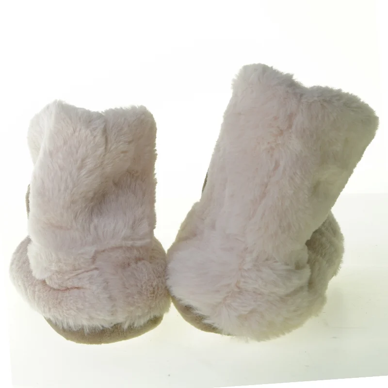 Hjemmesko med jule tema fra Flying Tiger (str. 32)