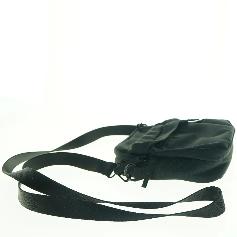 Sort skuldertaske (str. 22 x 20 cm)