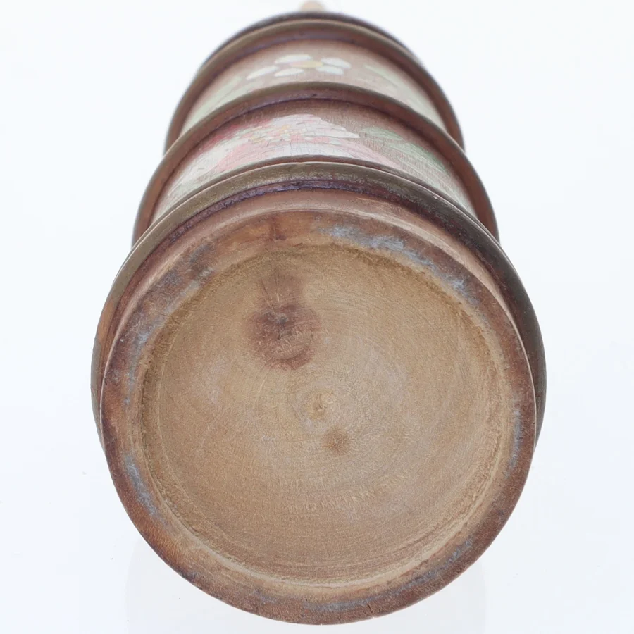 Miniature smørkærner i træ med fint blomstermotiv (str. 17 cm)