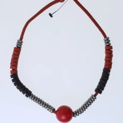 Retro halskæde med farvede træperler (str. 68 cm)