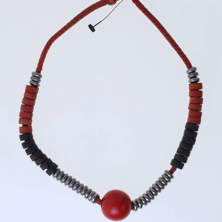 Retro halskæde med farvede træperler (str. 68 cm)