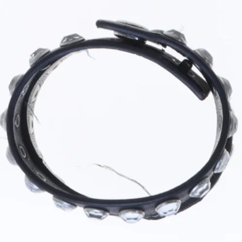 Sort nittearmbånd (str. 21 cm)