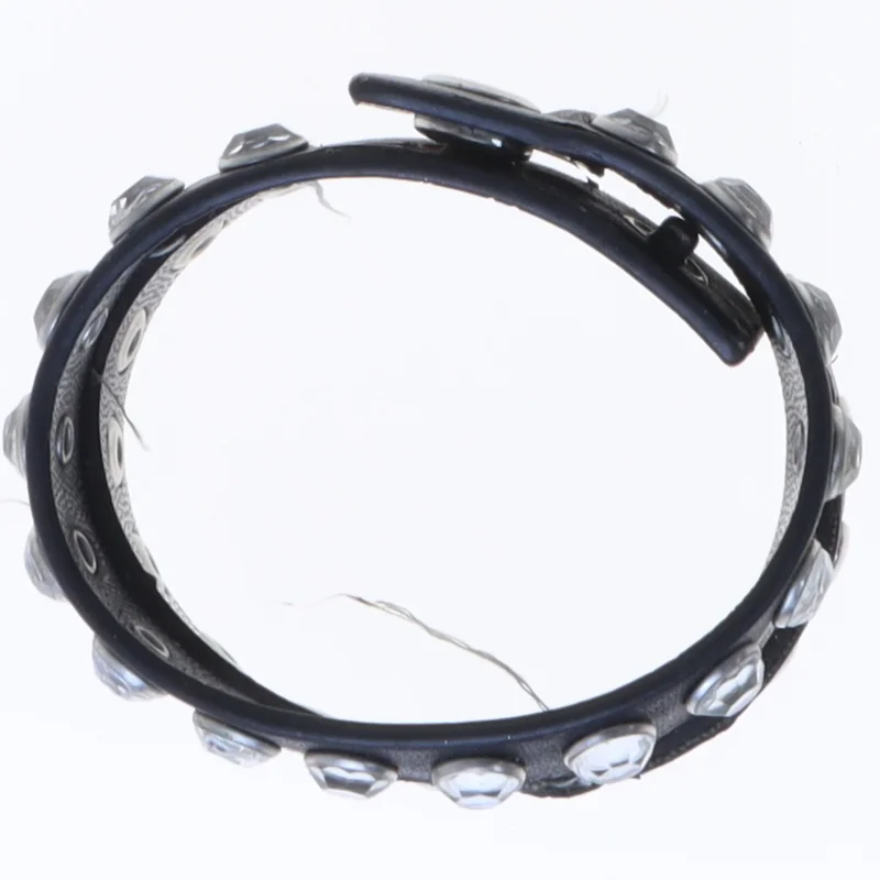 Sort nittearmbånd (str. 21 cm)