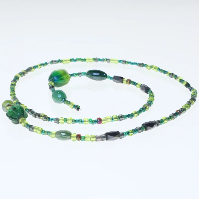Glasperler, grønne, lilla, turkis gul nuancer (str. 76 cm)