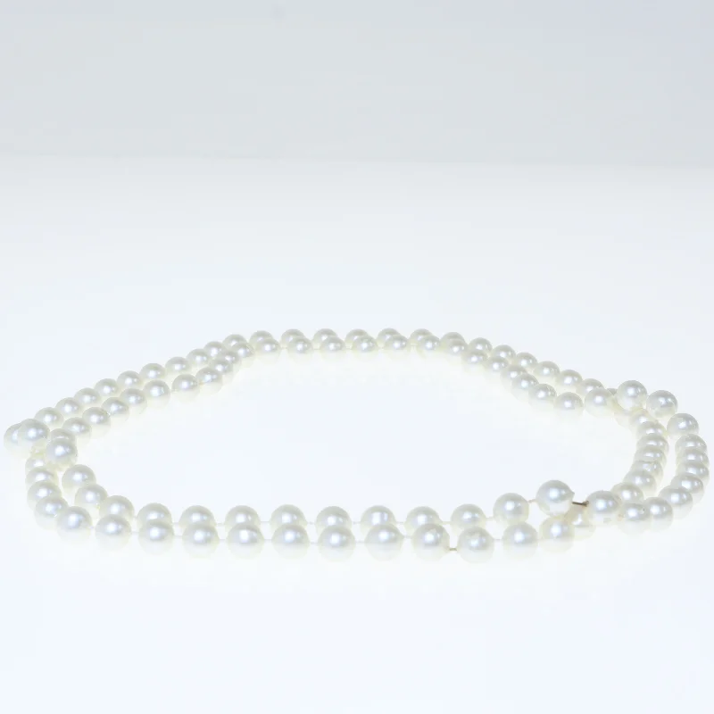 Lang hvid halskæde med perler (str. 90 cm)