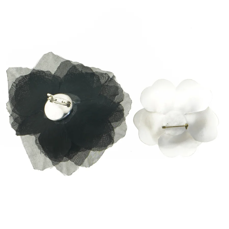 To stofblomster brocher (str. Ø 13 og 9 cm)