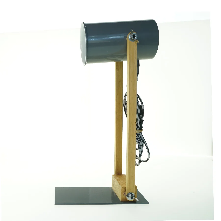 Bordlampe med træ og metal design fra Søstrene Grene (str. H. 50 cm)