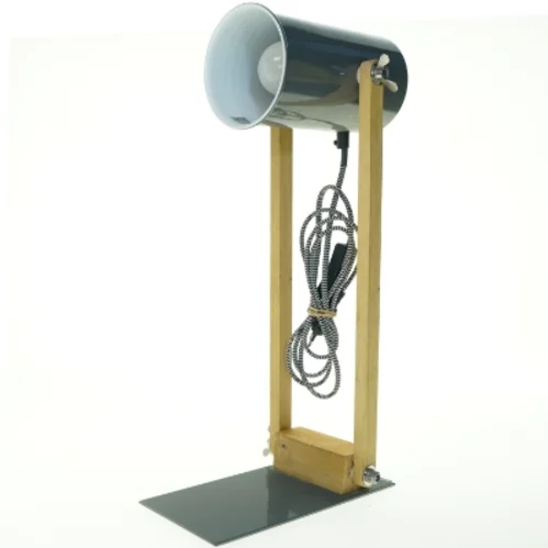 Bordlampe med træ og metal design fra Søstrene Grene (str. H. 50 cm)