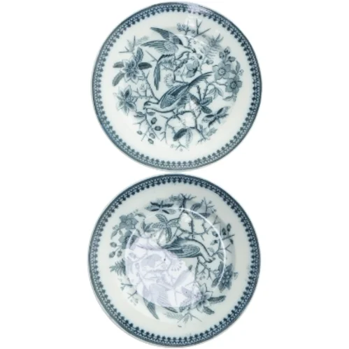 To porcelæns frokosttallerken med fuglemotiv 