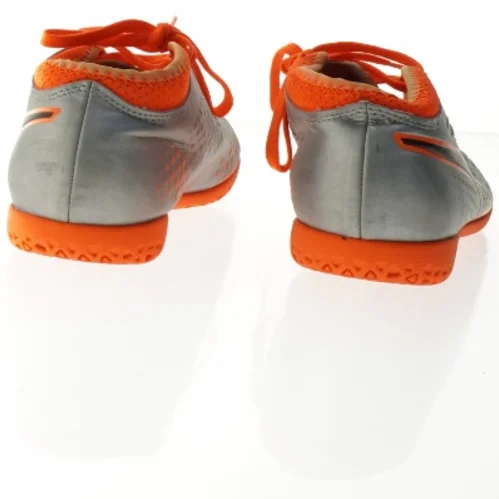 Puma Grå og orange fodboldstøvler indendørs fra Puma (str. 37,5)