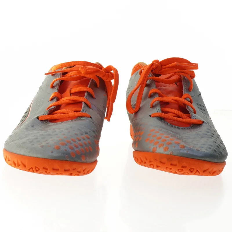 Puma Grå og orange fodboldstøvler indendørs fra Puma (str. 37,5)