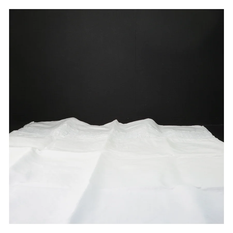 Hvidt tekstil med broderi (str. 60x66 cm)