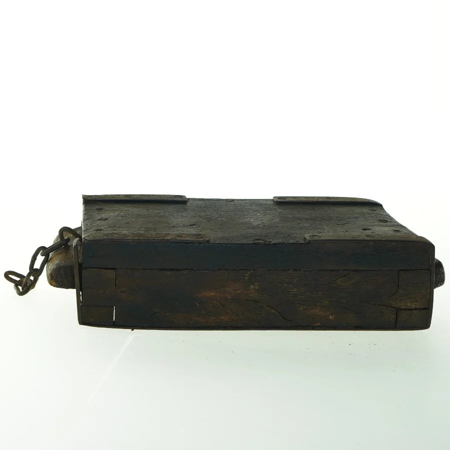 Antikt trææske (str. 32 x 14 cm)