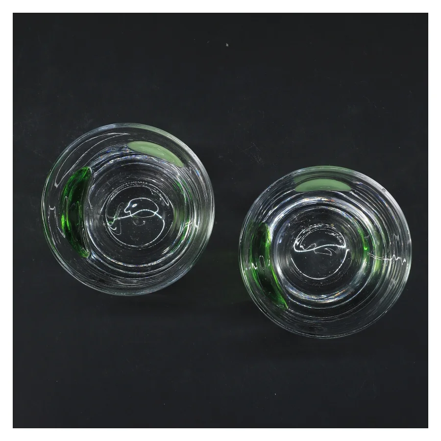 Håndlavet glas med grønne detaljer (str. 2 stk Ø 9 cm længde 9,5 cm)