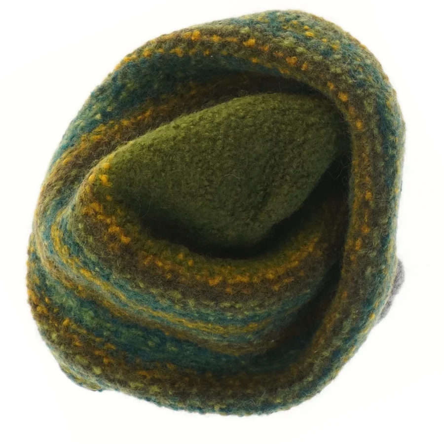 Uldhat med blomsterdetalje (str. Ø 28 cm)