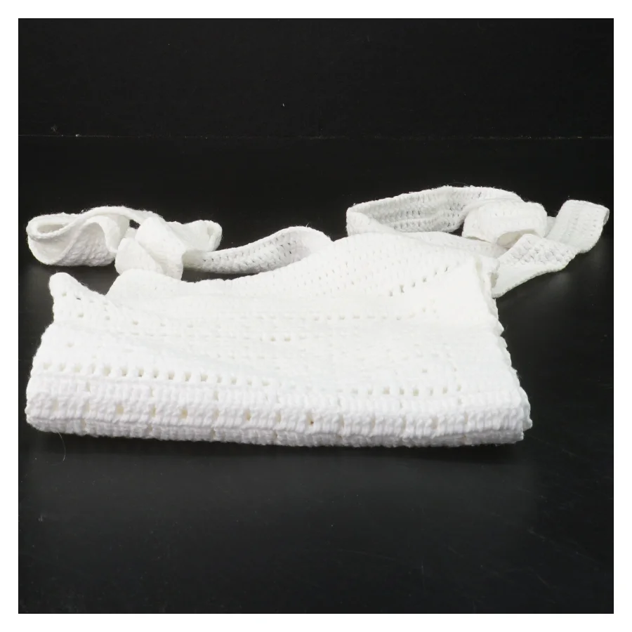 Hæklet forklæde (str. 39x33 cm)