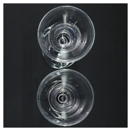 To cocktailglas med lange stilke (str. 19 cm)