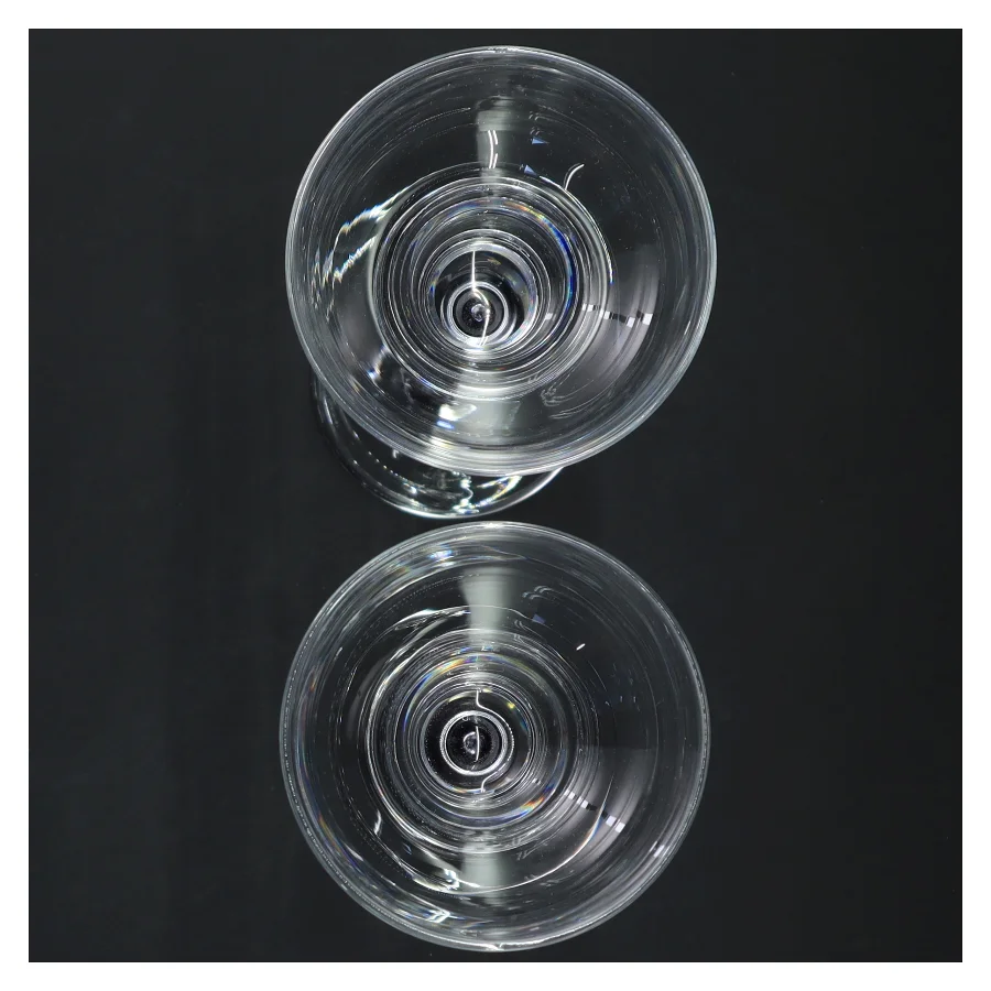 To cocktailglas med lange stilke (str. 19 cm)