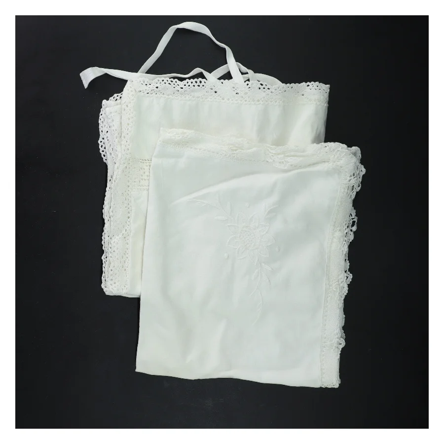 Hvide broderede pudebetræk (str. 2 styk, 43x37 cm)
