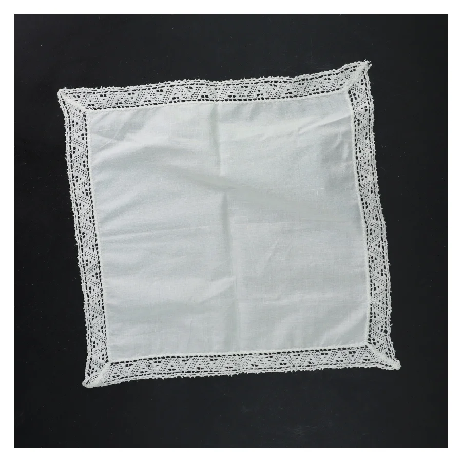 Hvid firkantet lommetørklæde med blondekant (str. 25x25 cm)