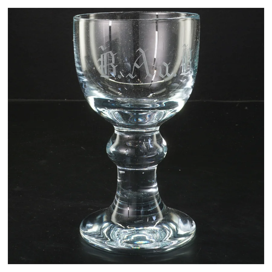 Glas med gravering (str. Ø 9,5 cm længde 16,5 cm)