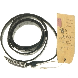 Sort læderbælte med kors og kranie logo fra Replika (str. 115 cm)